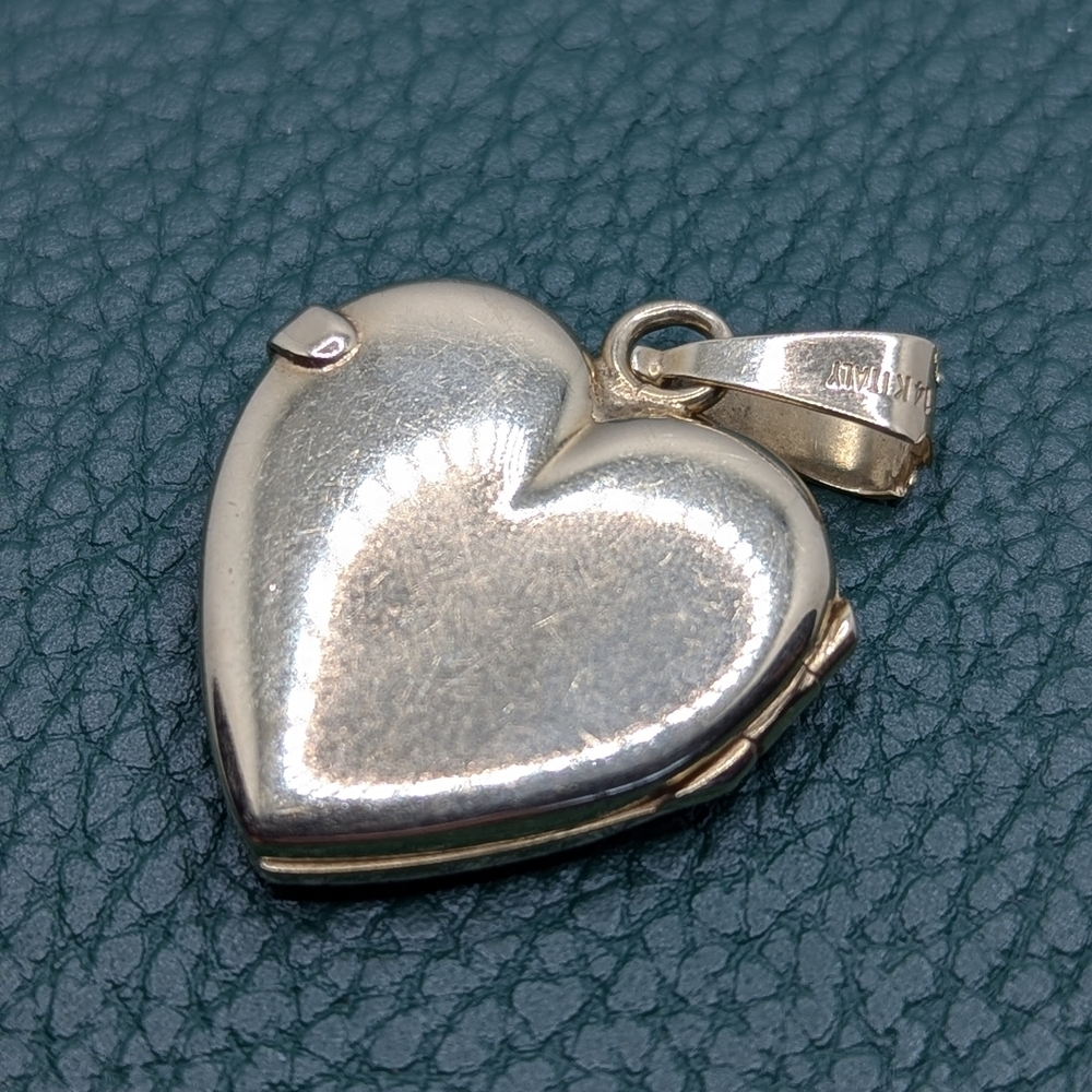 ✨ 14K Gold Vintage Heart Locket ✨ - Picture 3 of 11